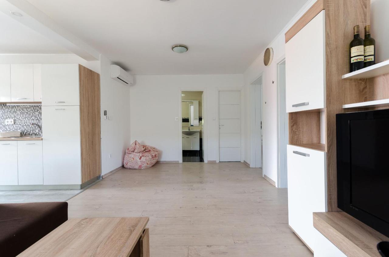 Apartments Ester Lopar Exterior photo