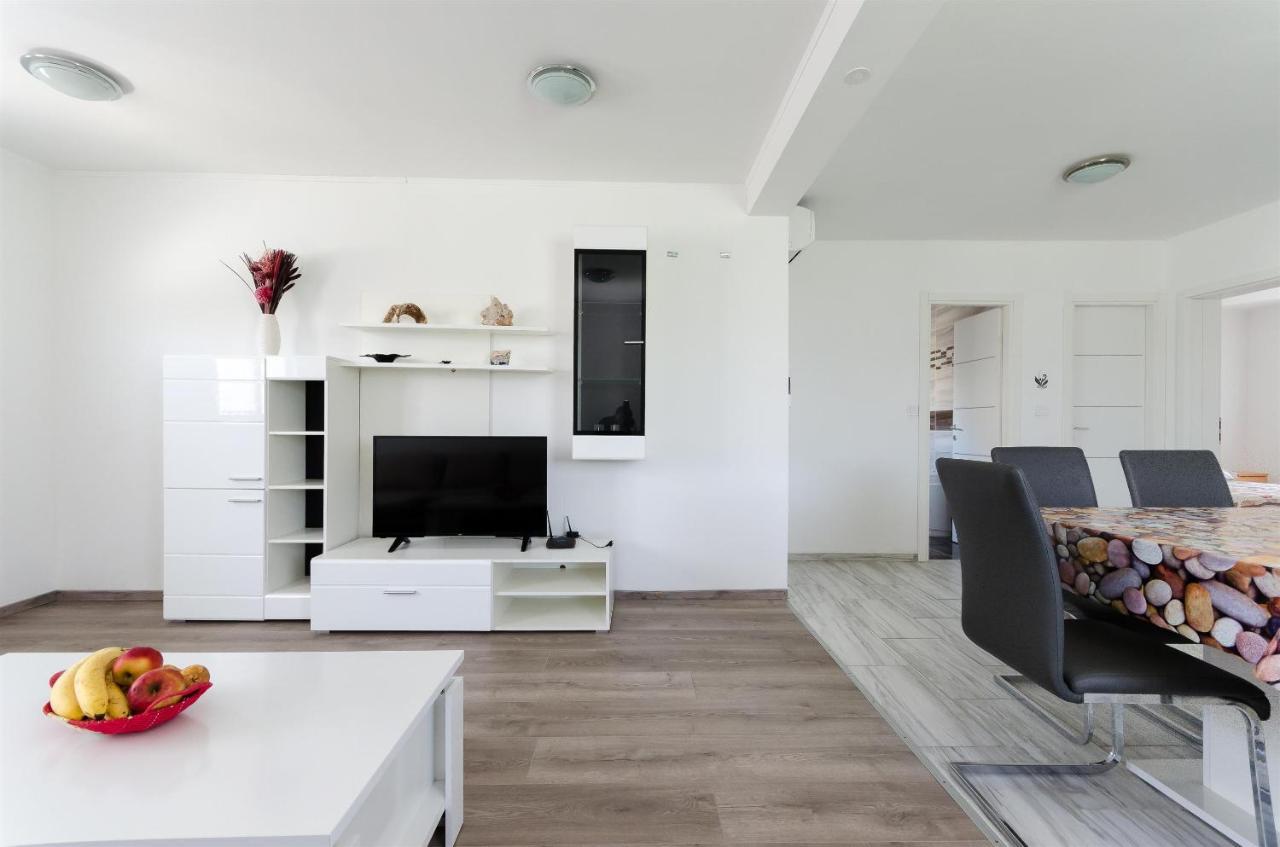 Apartments Ester Lopar Exterior photo