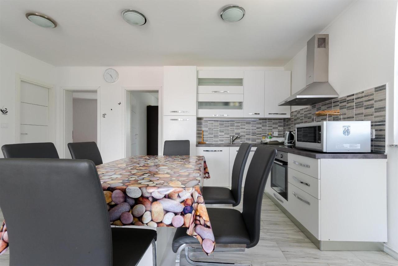 Apartments Ester Lopar Exterior photo