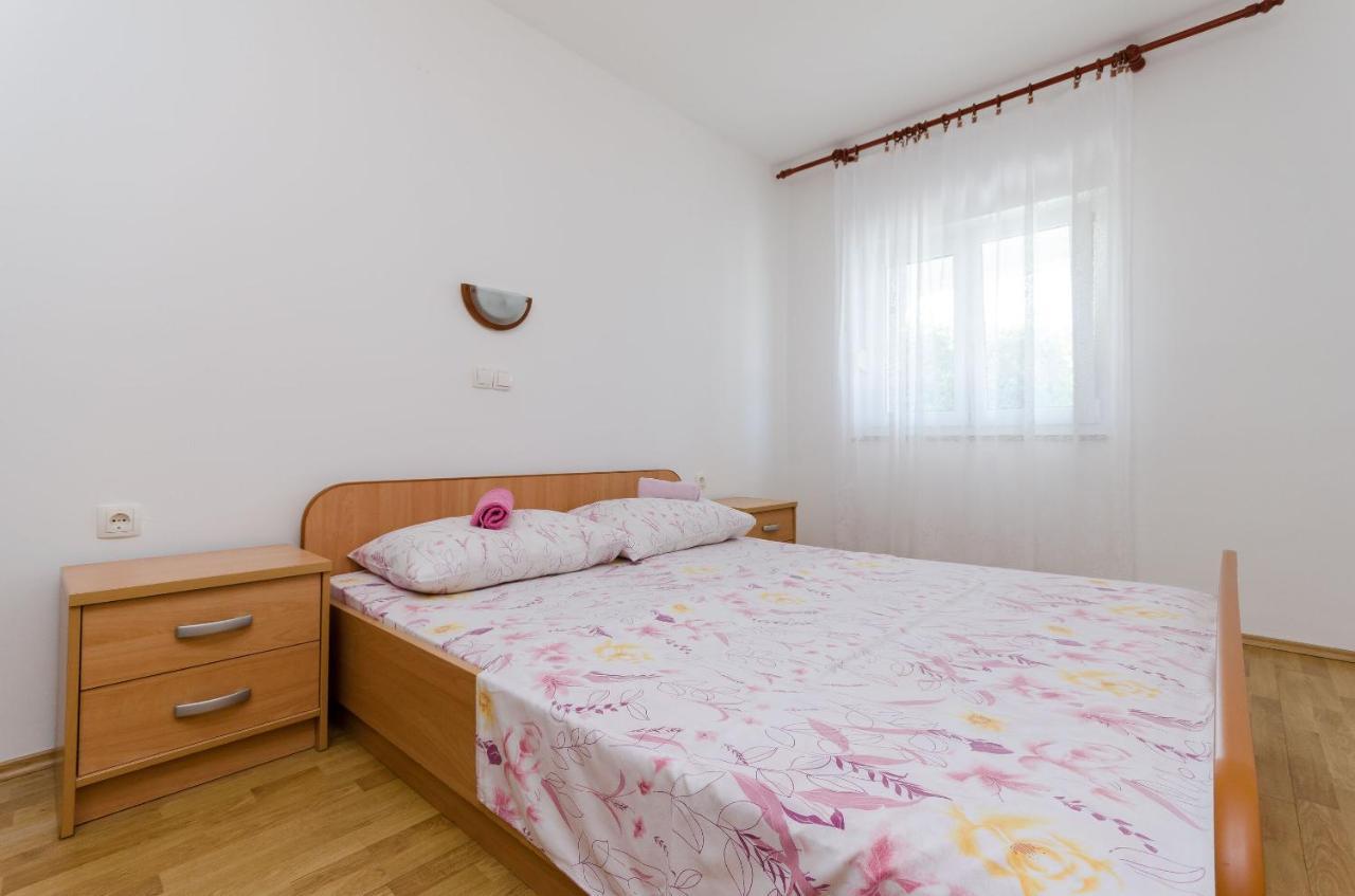 Apartments Ester Lopar Exterior photo